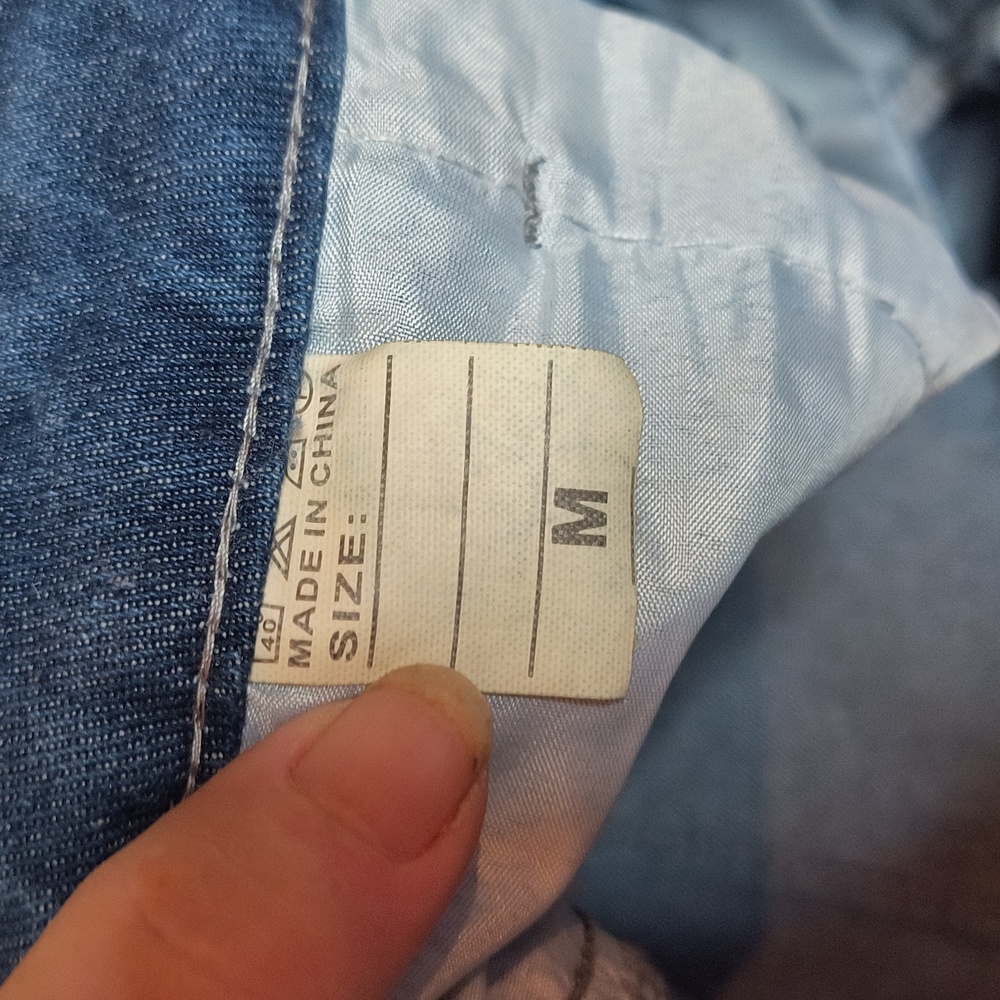 Just in time for the 4th of July. NWT American flag patch distressed denim short - Picture 5 of 8